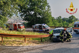 Tolentino - Frontale tra due auto in curva, soccorse nove persone